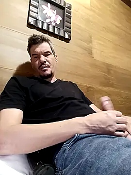 twitshe online show from December 2025 04:45:02 PM