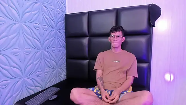 LittleMax23 online show from October 2025 12:01:02 PM