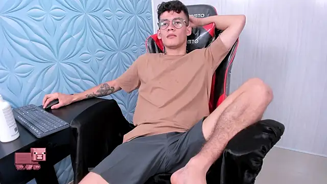 LittleMax23 online show from October 2025 01:00:01 PM