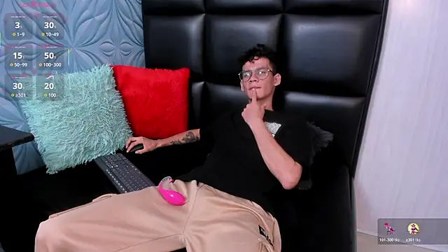 LittleMax23 online show from November 2025 01:00:01 PM