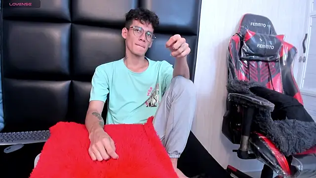 LittleMax23 online show from November 2025 12:47:01 PM