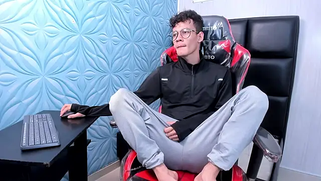 LittleMax23 online show from November 2025 12:38:02 PM