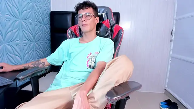 LittleMax23 online show from November 2025 12:49:01 PM