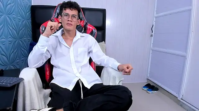 LittleMax23 online show from November 2025 12:59:02 PM