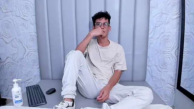 LittleMax23 online show from November 2025 08:53:02 PM