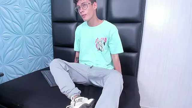 LittleMax23 online show from November 2025 01:32:02 PM