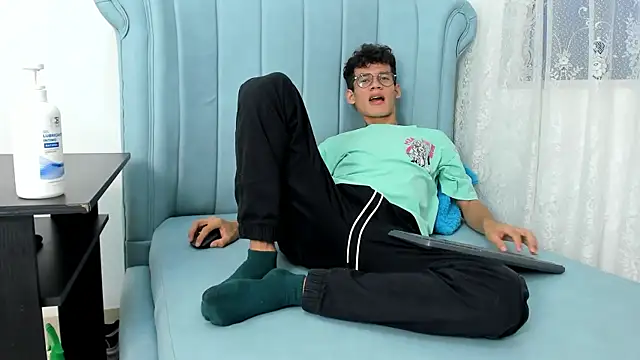 LittleMax23 online show from November 2025 12:29:02 PM