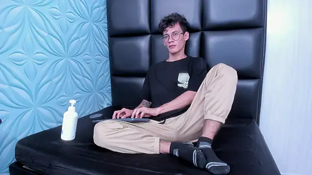 LittleMax23 online show from November 2025 01:14:02 PM