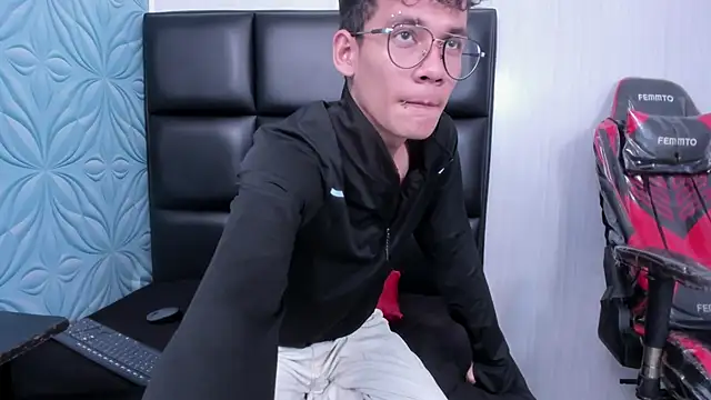 LittleMax23 online show from November 2025 12:53:02 PM