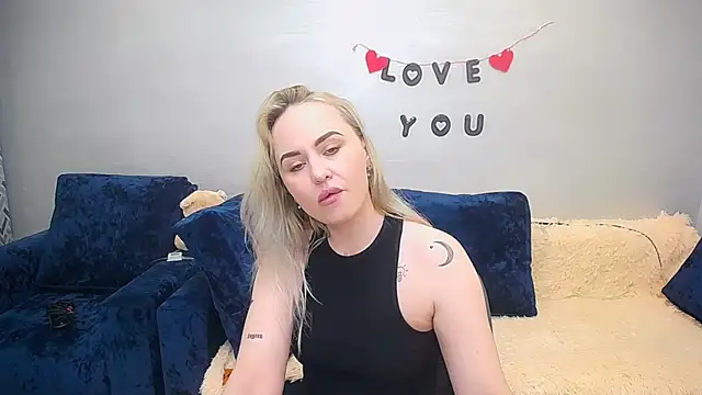 Snapshot of LiluMoon__ chatting on April 2026 12:17:02 PM LiluMoon online show from April 2026 12:17:02 PM
