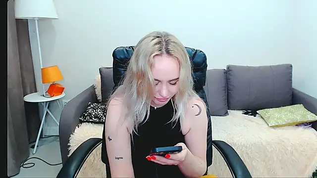 Snapshot of LiluMoon__ chatting on April 2026 01:41:01 PM LiluMoon online show from April 2026 01:41:01 PM