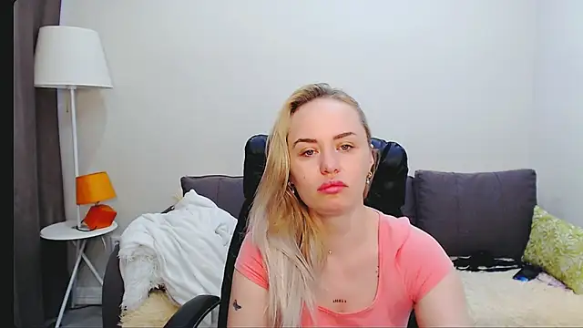 Snapshot of LiluMoon__ chatting on April 2026 06:33:01 AM LiluMoon online show from April 2026 06:33:01 AM