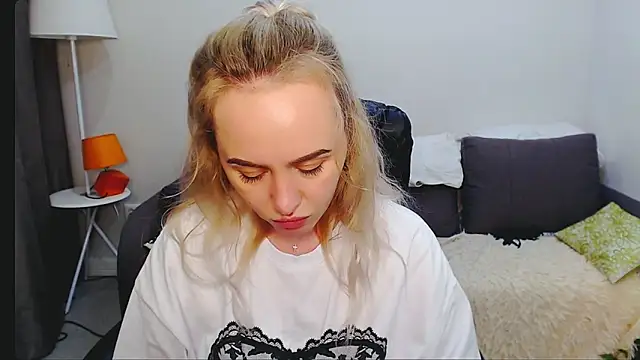 Snapshot of LiluMoon__ chatting on April 2026 06:38:02 PM LiluMoon online show from April 2026 06:38:02 PM