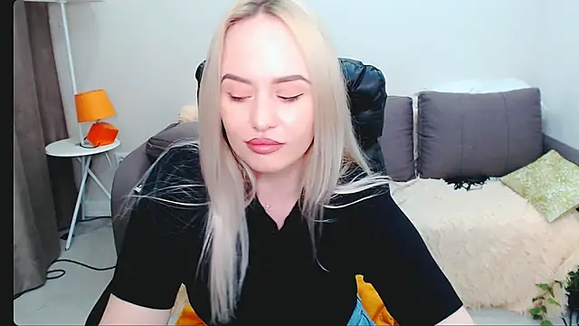 Snapshot of LiluMoon__ chatting on April 2026 03:54:01 PM LiluMoon online show from April 2026 03:54:01 PM
