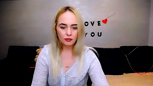 Snapshot of LiluMoon__ chatting on April 2026 04:23:01 PM LiluMoon online show from April 2026 04:23:01 PM