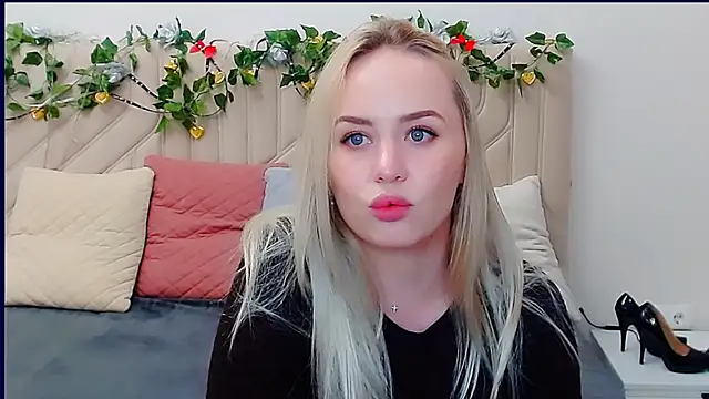 Snapshot of LiluMoon__ chatting on April 2026 04:43:02 PM LiluMoon online show from April 2026 04:43:02 PM