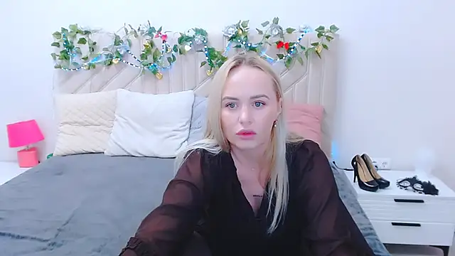 Snapshot of LiluMoon__ chatting on April 2026 04:01:01 PM LiluMoon online show from April 2026 04:01:01 PM