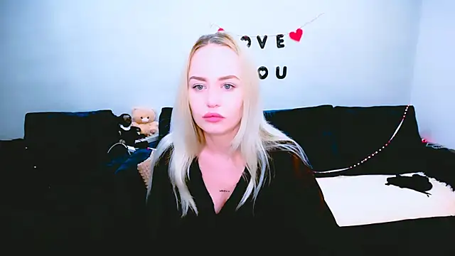 Snapshot of LiluMoon__ chatting on April 2026 06:49:01 AM LiluMoon online show from April 2026 06:49:01 AM