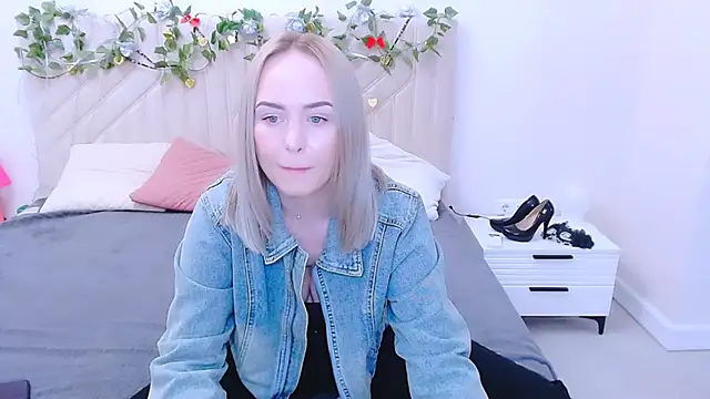 Snapshot of LiluMoon__ chatting on April 2026 11:19:02 AM LiluMoon online show from April 2026 11:19:02 AM