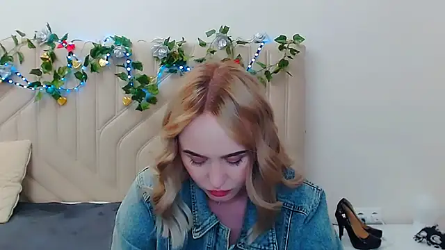 Snapshot of LiluMoon__ chatting on April 2026 04:33:02 PM LiluMoon online show from April 2026 04:33:02 PM