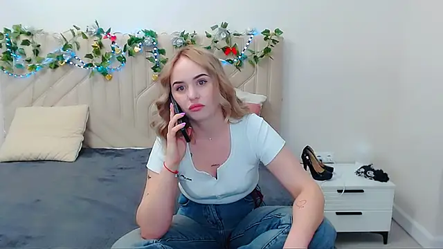 Snapshot of LiluMoon__ chatting on April 2026 05:30:01 PM LiluMoon online show from April 2026 05:30:01 PM