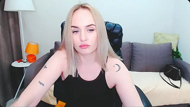 Snapshot of LiluMoon__ chatting on April 2026 04:24:02 PM LiluMoon online show from April 2026 04:24:02 PM