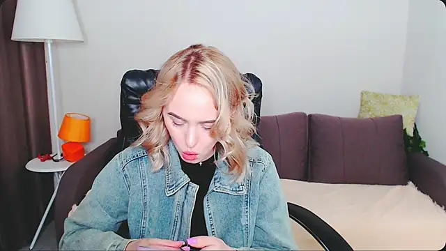 Snapshot of LiluMoon__ chatting on May 2026 04:11:01 PM LiluMoon online show from May 2026 04:11:01 PM