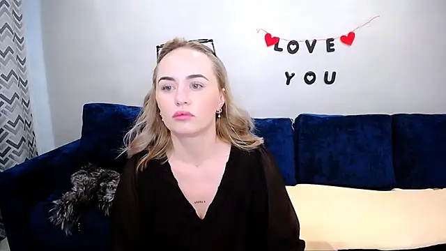 Snapshot of LiluMoon__ chatting on May 2026 07:03:01 AM LiluMoon online show from May 2026 07:03:01 AM