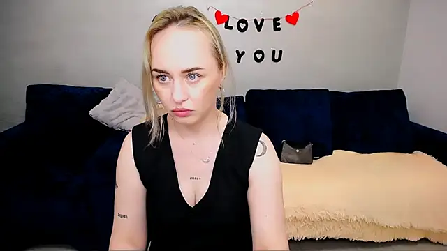 Snapshot of LiluMoon__ chatting on May 2026 12:43:02 PM LiluMoon online show from May 2026 12:43:02 PM