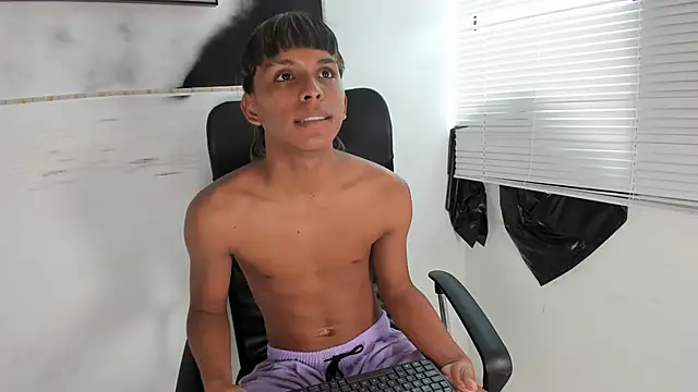 tyler twink boy online show from September 2025 02:06:02 PM