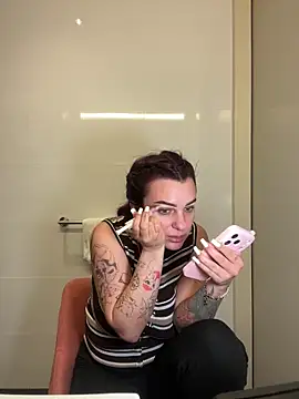 Snapshot of OliviaaFischer chatting on June 2026 01:50:02 PM OliviaaFischer online show from June 2026 01:50:02 PM