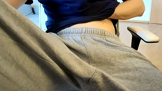 Breezydicksn online show from May 2026 02:44:02 PM