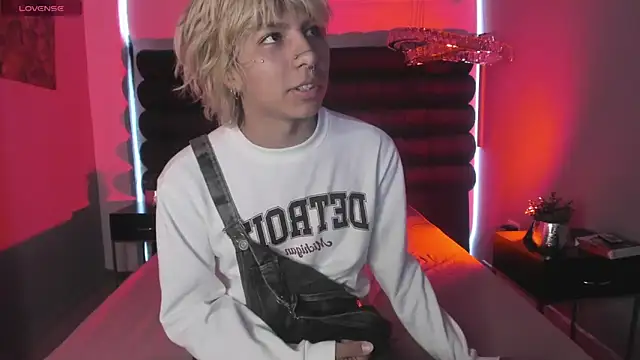 OliIverr22 online show from December 2025 12:14:02 PM