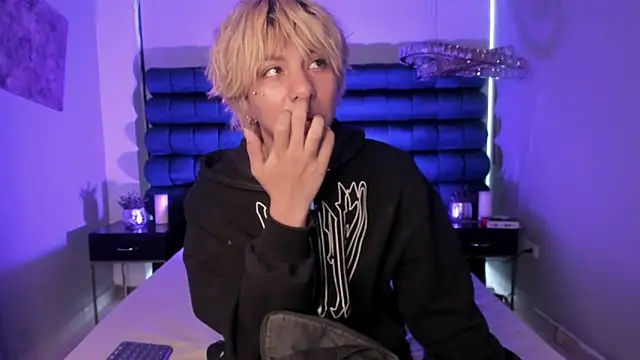 OliIverr22 online show from December 2025 11:49:02 AM