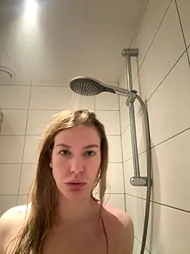 Chloemillerrxx online show from December 2025 04:04:01 PM