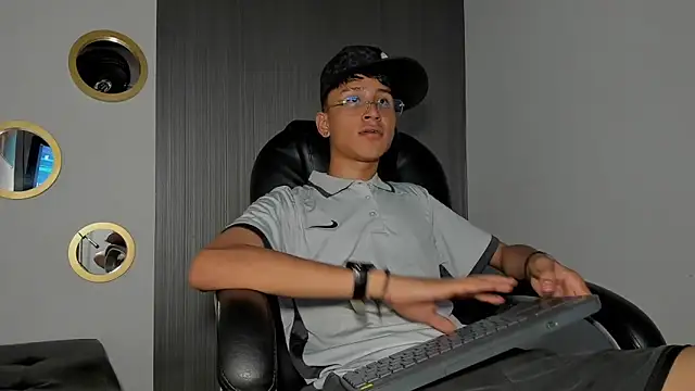 Snapshot of Daddy_Darcks chatting on October 2025 09:00:02 PM Daddy Darcks online show from October 2025 09:00:02 PM