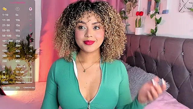 isajonnes18 online show from December 2025 09:56:01 PM