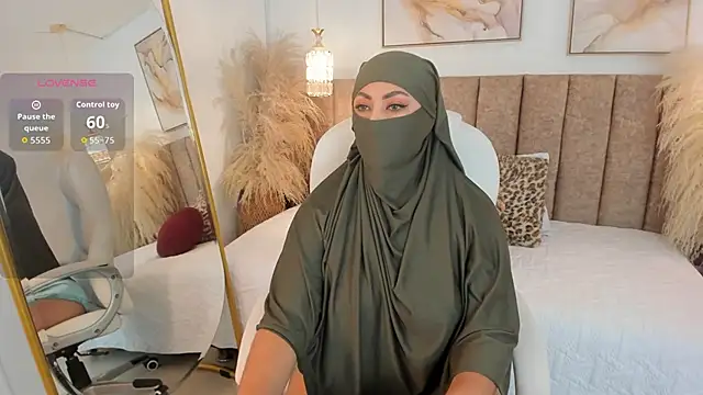 Snapshot of azza__ chatting on September 2025 12:05:01 PM azza online show from September 2025 12:05:01 PM