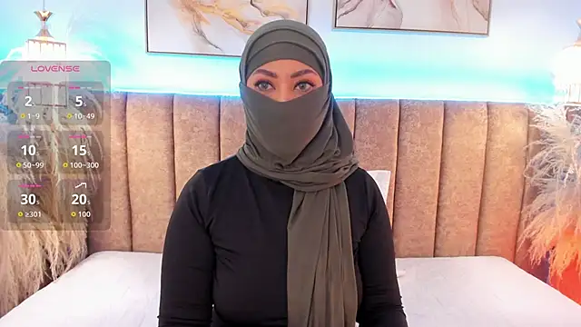 Snapshot of azza__ chatting on October 2025 12:16:01 PM azza online show from October 2025 12:16:01 PM