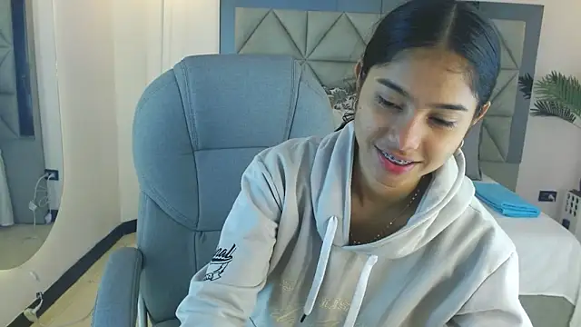 Milaa Star  online show from November 2025 04:11:01 AM