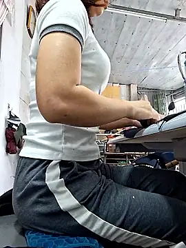 irina hana online show from December 2025 01:00:01 AM