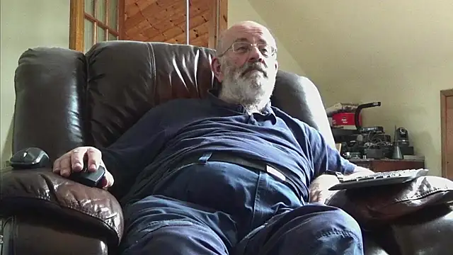 Snapshot of janzer13 chatting on April 2026 12:46:02 PM janzer13 online show from April 2026 12:46:02 PM