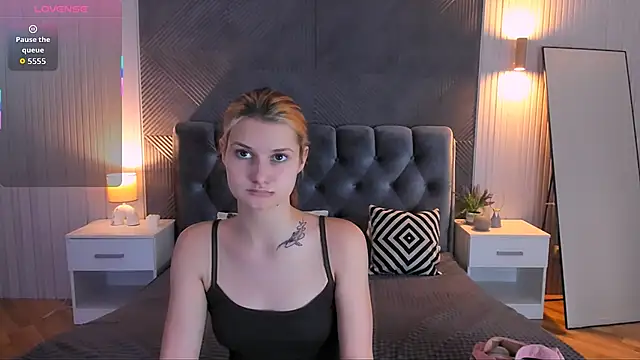 NightOpal online show from December 2025 02:48:01 PM