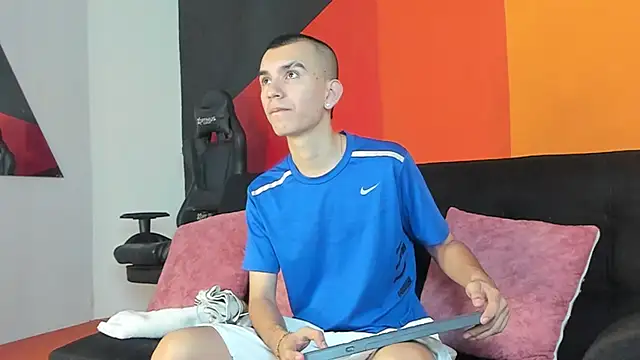 RowanCley online show from October 2025 01:00:02 PM