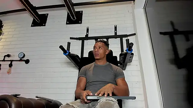 ItaloMoore online show from October 2025 11:35:01 AM