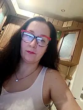 Amandda  online show from November 2025 06:42:02 PM