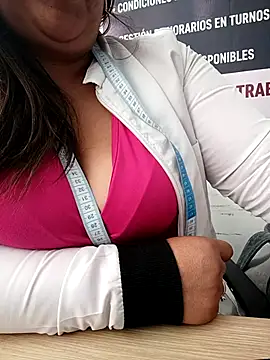 Mia-Glow online show from January 2026 12:51:01 PM