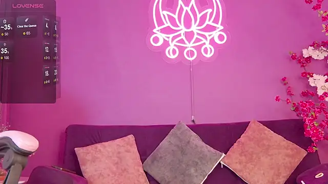 Maylu Fox online show from October 2025 12:27:02 PM