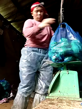 Snapshot of quynhkoolbae chatting on November 2025 02:23:01 AM quynhkoolbae online show from November 2025 02:23:01 AM