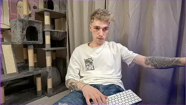 Snapshot of davesinner chatting on May 2026 07:10:01 PM davesinner online show from May 2026 07:10:01 PM